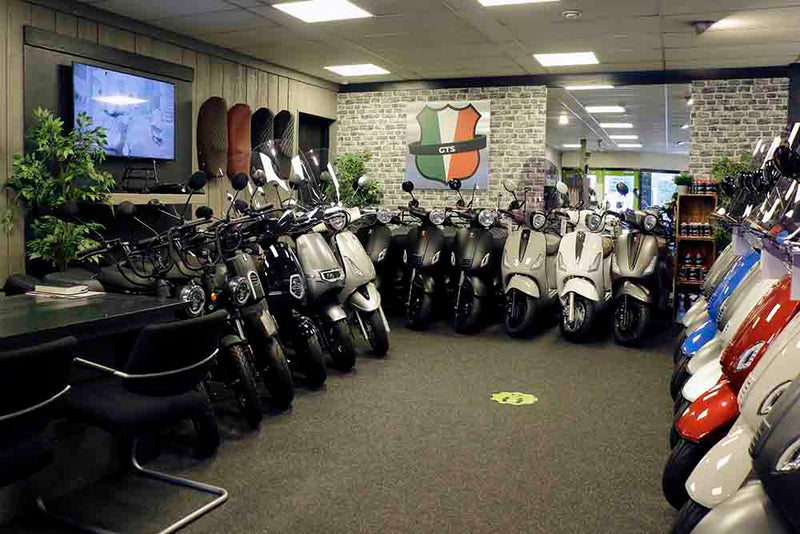 Showroom van Dirksen Scooters met rijen nieuwe scooters