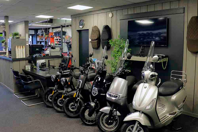 Elektrische scooters in de showroom van Dirksen Scooters