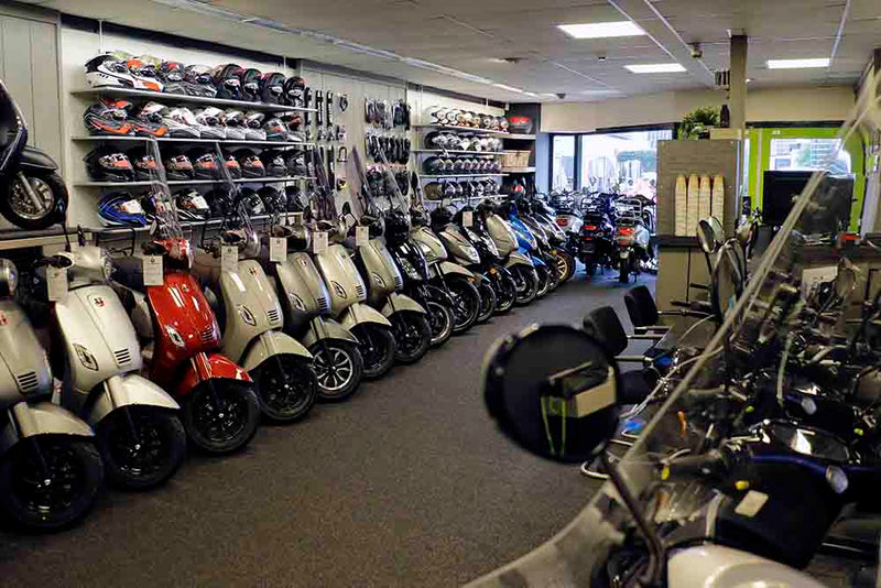 Helmen en scooters in de winkel van Dirksen Scooters