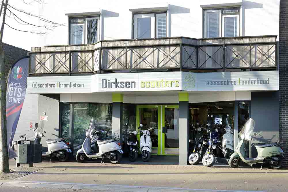 De winkel van Dirksen Scooters aan de Dorpsstraat in Lunteren, met scooters voor de deur