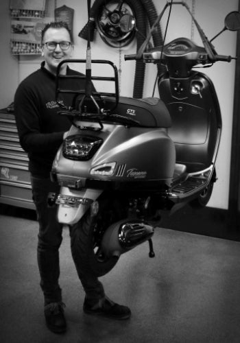 Henri van Dirksen Scooters met een GTS-scooter in de werkplaats in Lunteren